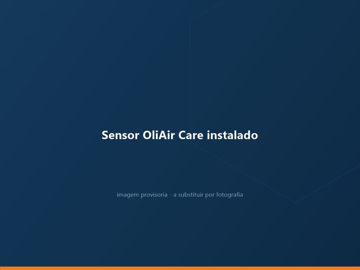 Sensor de monitorização OliAir Care instalado num compressor industrial